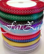 Panglica din satin cu buline albe–7 mm