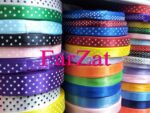 Panglica din satin cu buline albe–7 mm - imagine 3
