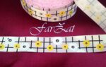 panglica-din-saten-cu-floricele-25-cm-45-metri