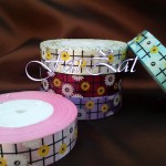 panglica-saten-cu-flori-4-cm-45-metri